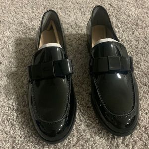 NWT black bow patent leather loafer
